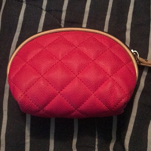 ⚜️Betsey Johnson Hot Pink Cosmetics Bag! - Picture 4 of 7